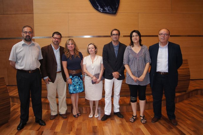 Miembros de los cuatro grupos de la Diputación con la hija de Estellés    