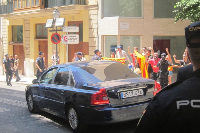Bauzá en su coche oficial a la salida del Parlament