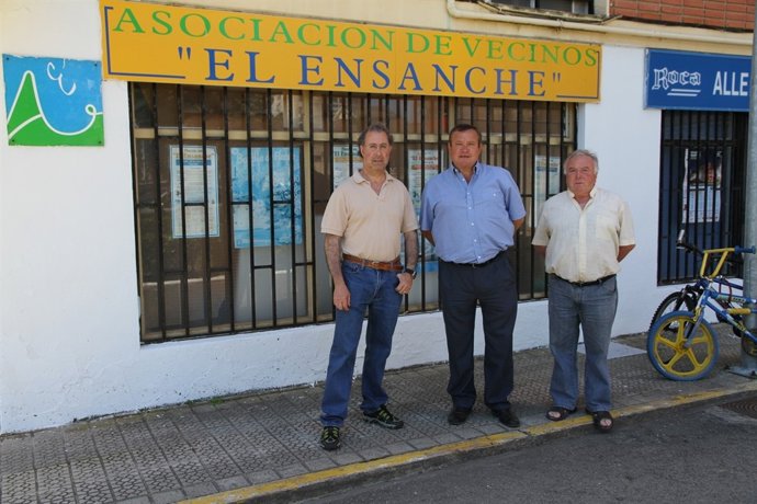 Alcalde de Laredo se reúne con vecinos del Ensanche