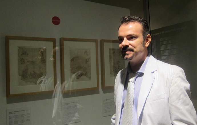 Víctor Marco Junto A Algunos De Los Bocetos De Palomino