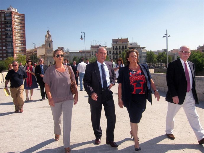 Barberá Pasea Junto A Bernal, Novo Y Sanchis Por El Puente De Serranos.
