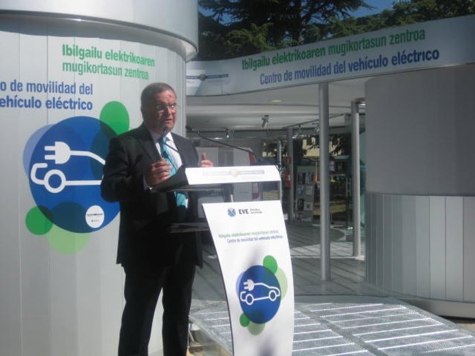 Xabier Garmendia en la inauguración del centro de movilidad del EVE.