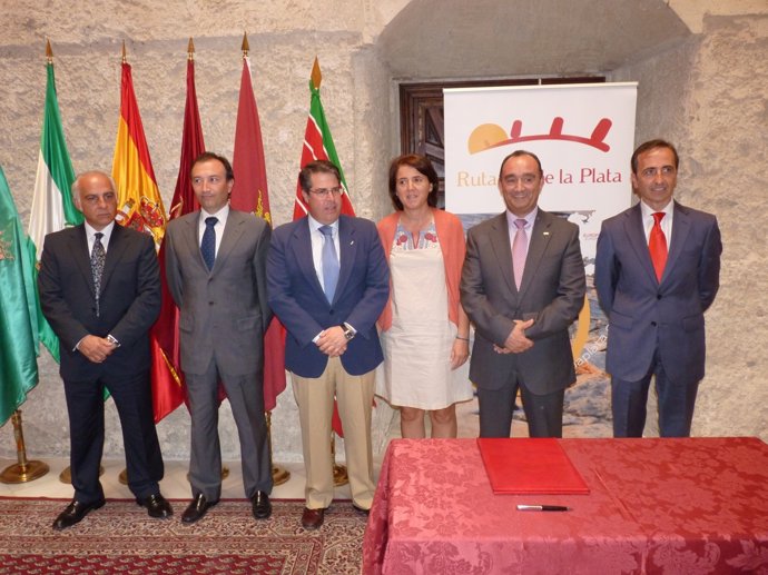 Los mandatarios antes de la firma.