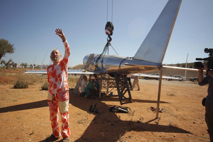 Ripollés En La Colocación De La Pieza En El Aeropuerto De Castellón