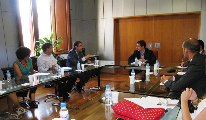 Cruz, durante la reunión mantenida con junta directiva de Oficina de Congresos