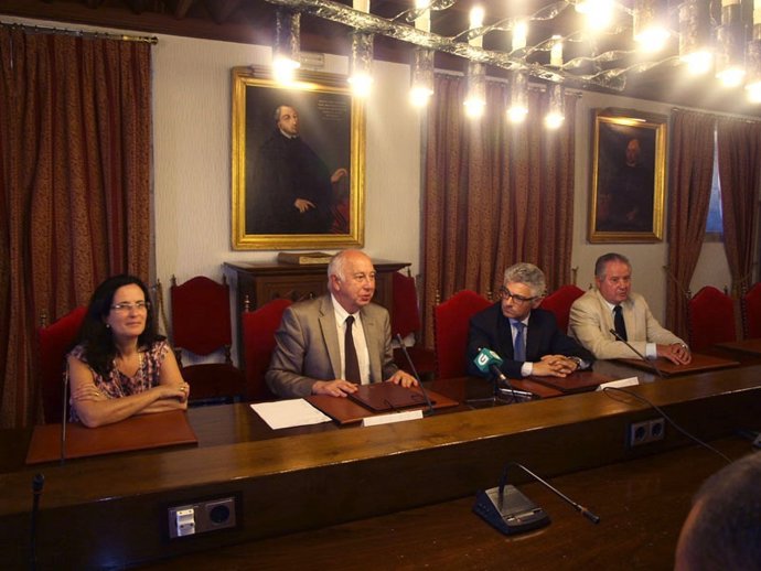 Firma del convenio entre la USC y Aecop   