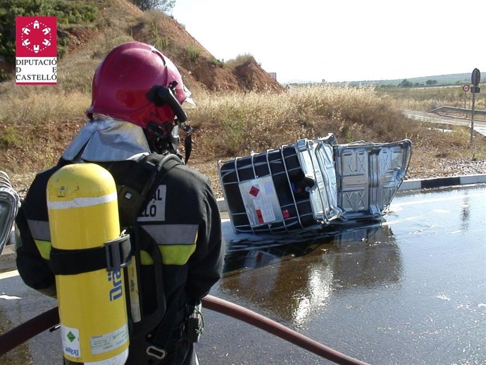 Un Bombero Observando Uno De Los Contenedores Volcados