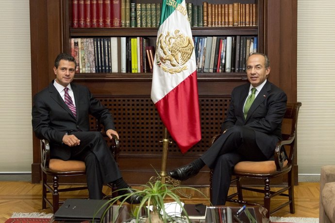 El candidato del PRI, Enrique Peña Nieto, y el presidente, Felipe Calderón.