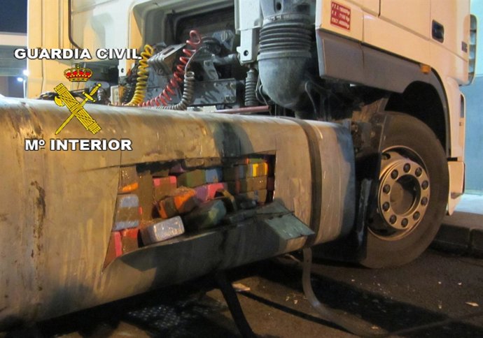 Hachís oculto en un doble fondo de un camión