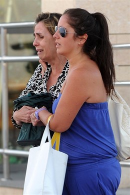 Anabel Pantoja y su madre salen del tanatorio tras la muerte de su abuela.