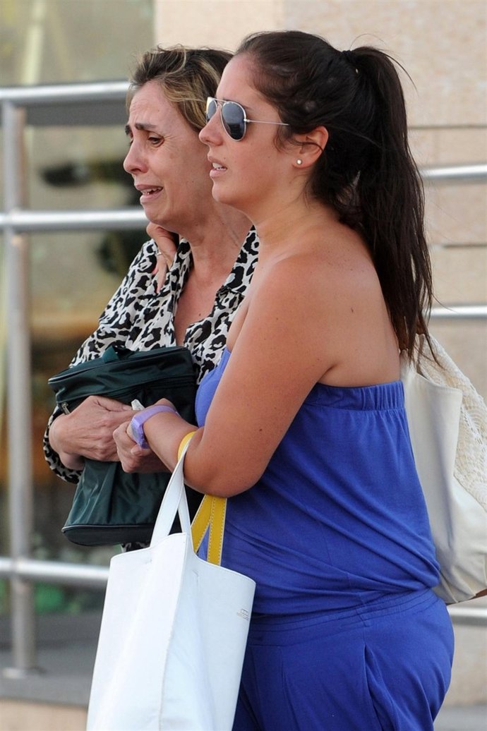 Anabel Pantoja y su madre salen del tanatorio tras la muerte de su abuela.