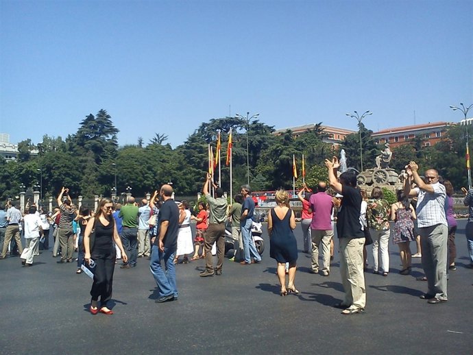 Manifestantes cortando el tráfico en Cibeles