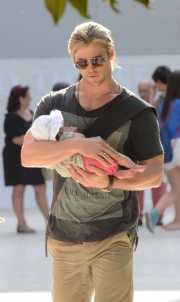 Chris Hemsworth y su hija visitan la capital española.