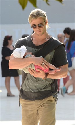 Chris Hemsworth y su hija visitan la capital española.