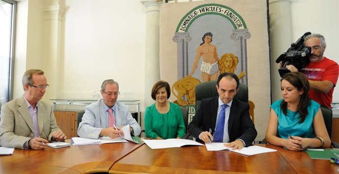 El consejero de Turismo y Comercio, Rafael Rodríguez, firma declaración         