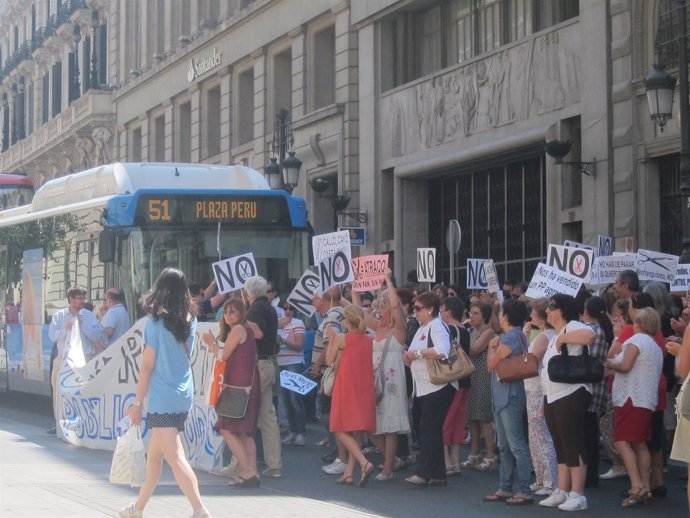 Manifestantes contra los recortes impiden la circulación del tráfico