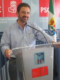 El PSOE asegura que Extremadura está en "caída libre y sin red" por un gobierno "incompetente" y "sectario"