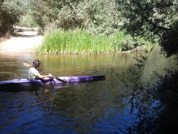 Un joven en piragua por el Tormes