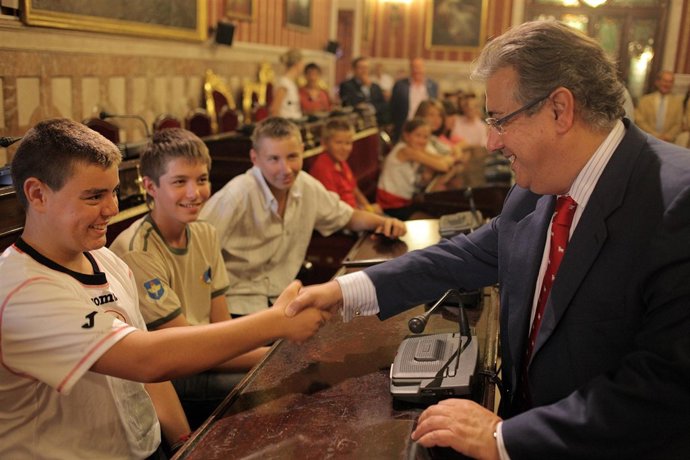 El alcalde de Sevilla, Juan Ignacio Zoido, recibiendo a los niños bielorrusos.