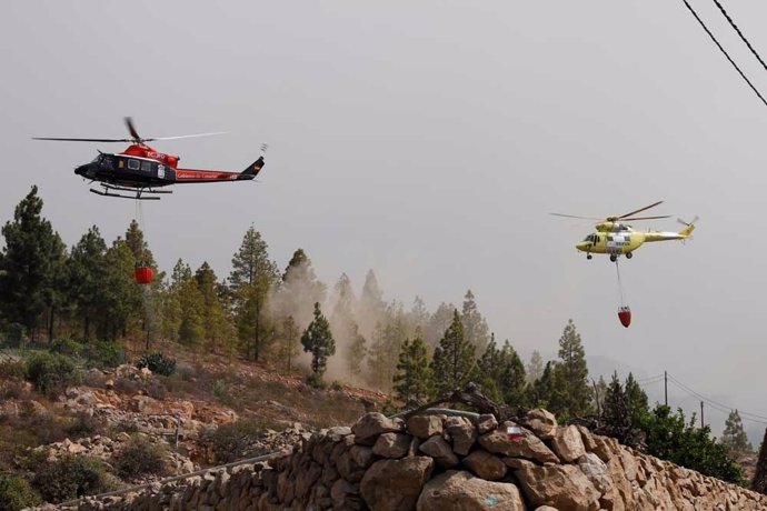 Helicópteros actuando en el incendio de Tenerife