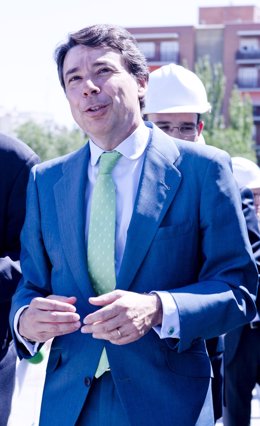 Ignacio González en una visita a Móstoles