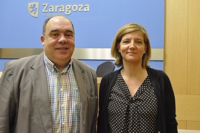 El Concejal De Zaragoza Roberto Fernández Y María González, De CAI.