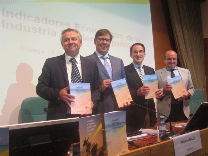 Bosch, Escribano, González de Lara y Martín, en la presentación del informe