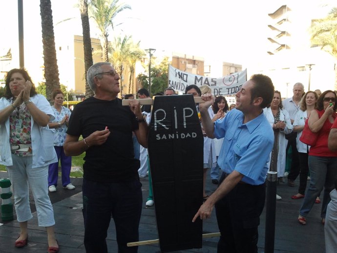 Entierro simbólico de la sanidad andaluza en una protesta de trabajadores