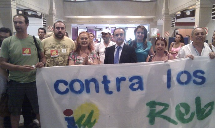 El consejero de Turismo y Comercio, Rafael Rodríguez, con encerrados de IU