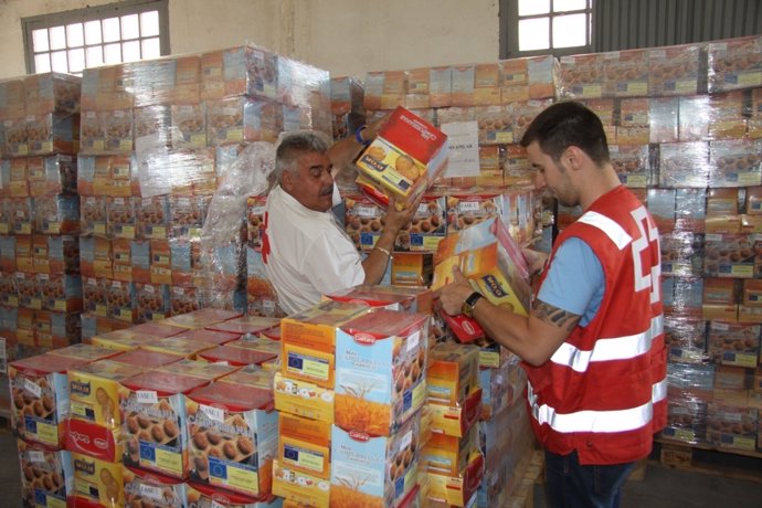 Voluntarios De Cruz Roja Trabajan En El Reparto De Alimentos