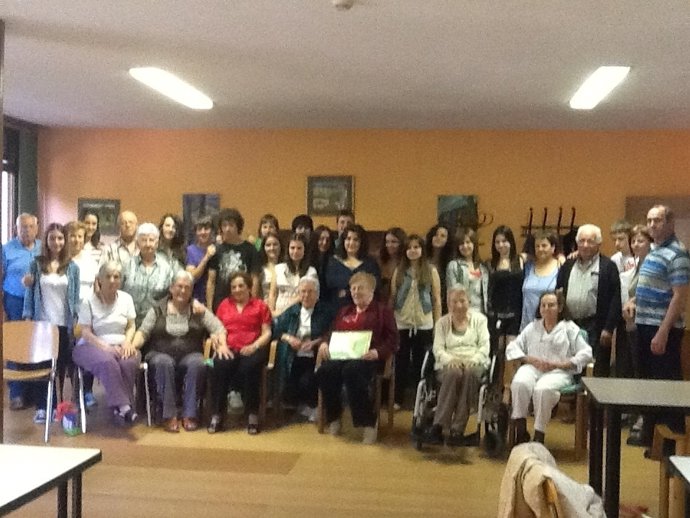 Jóvenes del instituto Toki Ona y mayores de la jubiloteca de Bera.