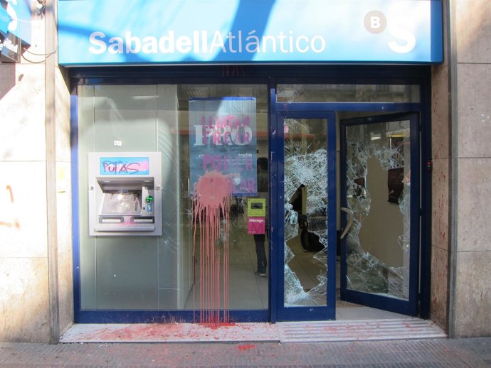Sucursal Del Banco Sabadell Dañada Por Radicales
