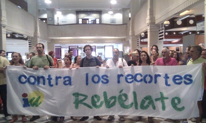 Foto del encierro de IU en la Delegación de Hacienda