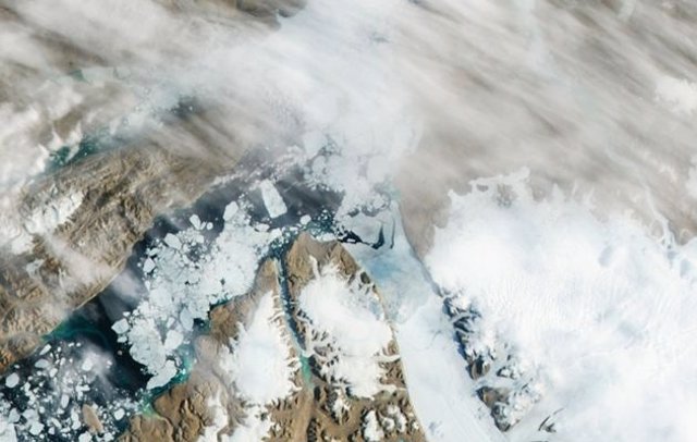 Iceberg se desprende de glaciar