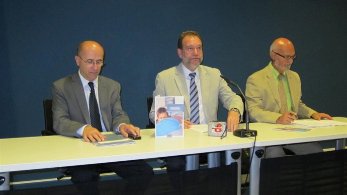 Sotoca en el centro en la presentación Informe Anual Convivencia Escolar