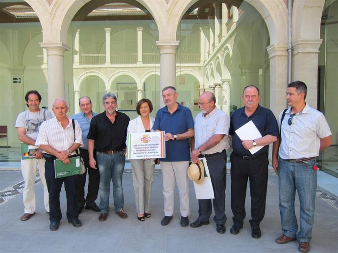 Luis Naranjo con asociaciones de memoria histórica de Granada