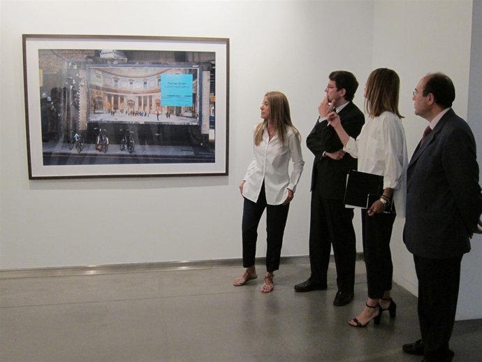 El alcalde con la diseñadora Purificación García