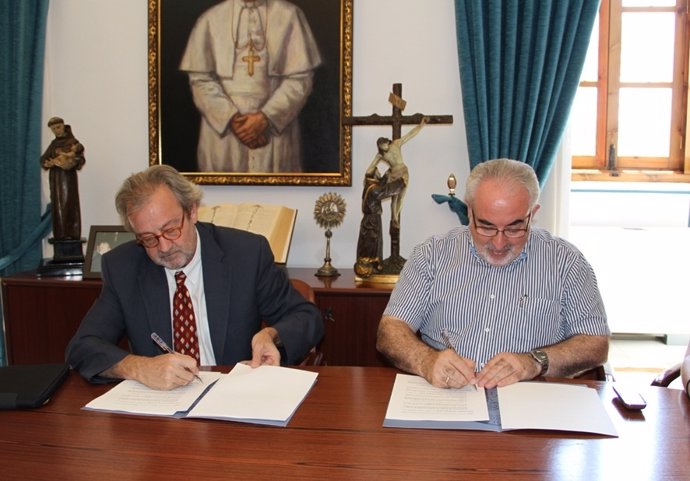 Luis Enrique Simón y José Luis Mendoza durante la firma del convenio