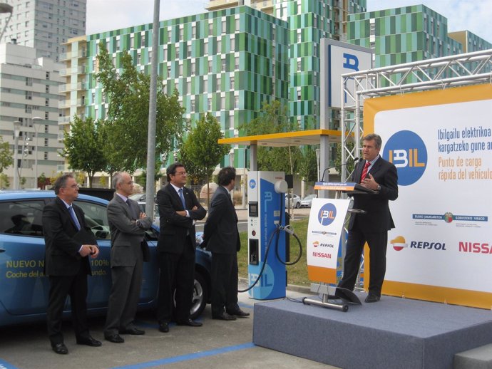 Unda inaugura el primer punto de carga rápida para vehículos eléctricos.