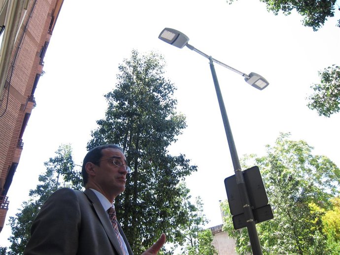 El teniente de alcalde Antoni Vives con nuevas farolas