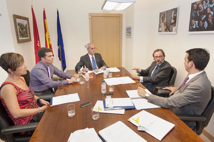 El consejero Pejenaute se reúne con representantes de Anfas.