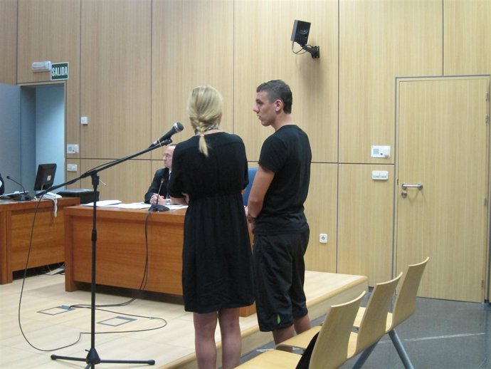 El acusado junto a la traductora que lo ha asistido en el juicio