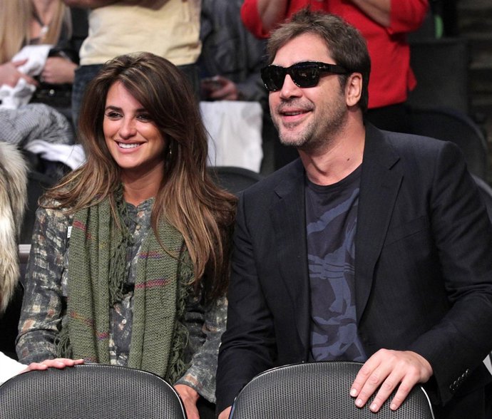 Penélope Cruz y Javier Bardem en un partido de baloncesto 