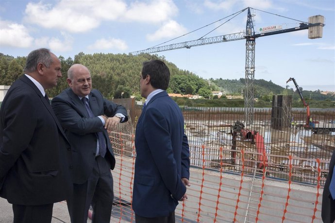 El consejero de Medio Ambiente y el alcalde con Blas Mezquita en Sniace