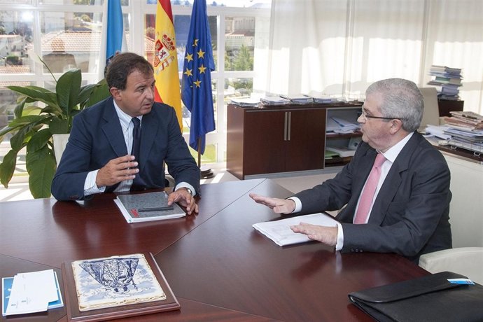 El conselleiro de Industria, J. Guerra, y el responsable de Feiraco, Antuña