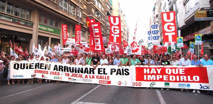 Miles de personas salen a la calle en protesta por los recortes de Rajoy