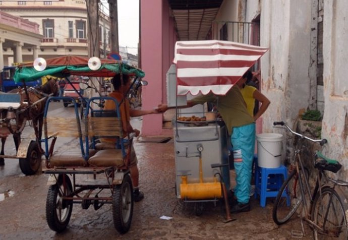 Trabajadores en Cuba.