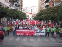 Las calles del centro de Badajoz se llenan de manifestantes contra las últimas medidas "de recorte" del Gobierno