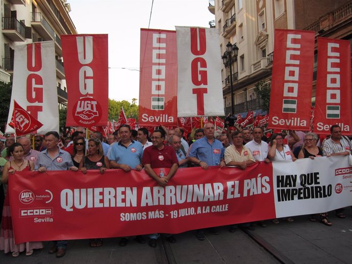 Líderes sindicales y políticos encabezan la manifestación de Sevilla.