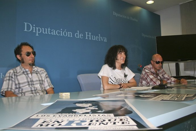 Elena Tobar junto a dos de los miembros de Los Evangelistas. 